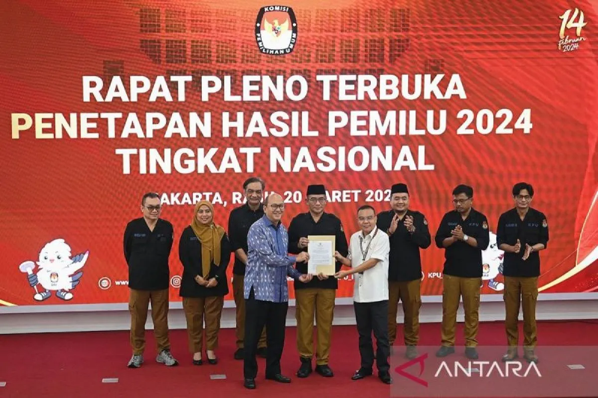 Ketua Komisi Pemilihan Umum (KPU) Hasyim Asy'ari (tengah) menyerahkan berita acara rapat pleno penetapan hasil penghitungan perolehan suara Pemilu 2024 tingkat nasional kepada Ketua Tim Kampanye Nasional Capres-Cawapres Prabowo Subianto-Gibran Rakabuming Raka, Rosan Roeslani (keempat kiri) dan Ketua Koordinator Strategis TKN Prabowo-Gibran, Sufmi Dasco Ahmad (keempat kanan) di Gedung KPU, Jakarta, Rabu (20/3/2024). ANTARA FOTO/Aditya Pradana Putra/rwa/aa.